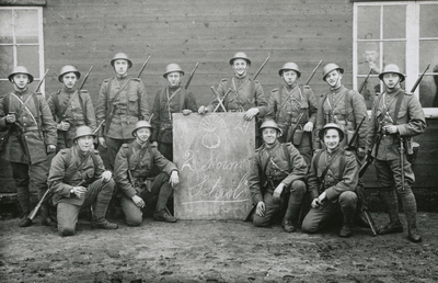 875917 Groepsportret van militairen in opleiding bij de Tweede Stormschool te Amersfoort, met rechtsonder Joop ...
